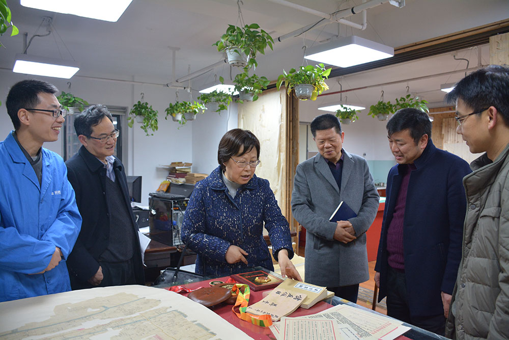 省委副秘書長(zhǎng)、省檔案局局長(zhǎng)劉蕓帶隊(duì)來(lái)公司開展“服務(wù)企業(yè)、服務(wù)群眾、服務(wù)基層“活動(dòng)2.jpg